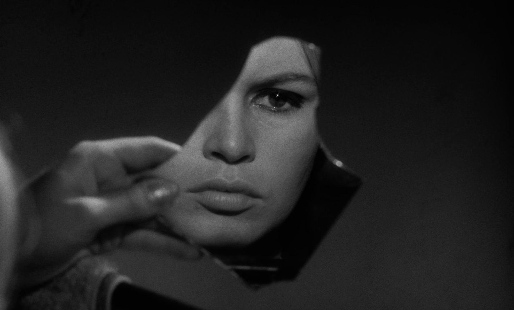 Visage de femme fragmenté par un miroir, en noir et blanc — image d’ambiance